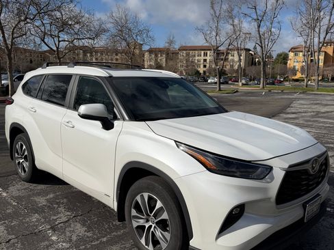 Used 2023 Toyota Highlander XLE image 2
