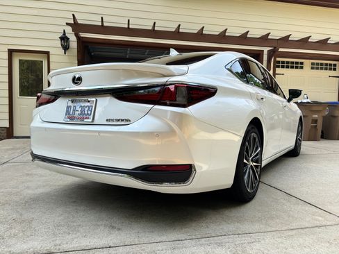 Used 2024 Lexus ES 300h w/ Premium Package FWD image 5