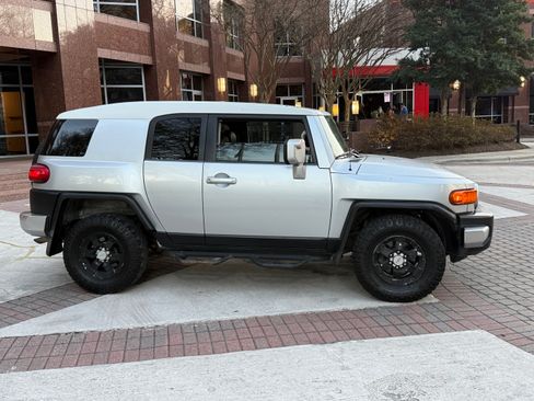 Used 2007 Toyota FJ Cruiser Sport Utility 2D image 4