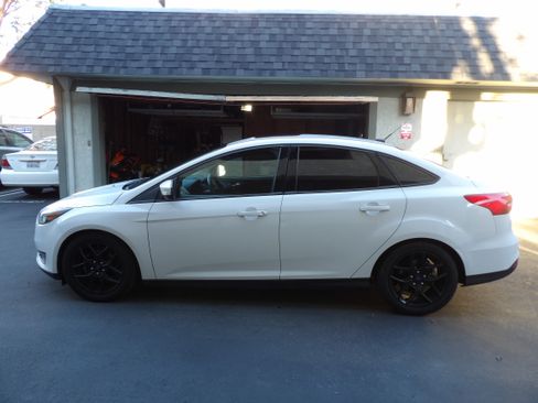 Used 2016 Ford Focus SE w/ Equipment Group 201A image 2