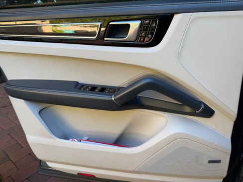 Used 2019 Porsche Cayenne S image 10