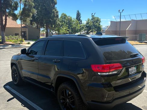 Used 2017 Jeep Grand Cherokee Limited AWD/4WD image 5