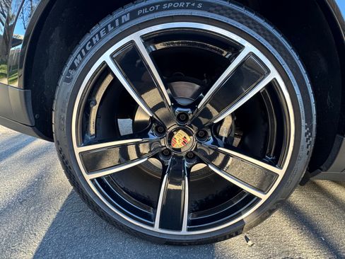 Used 2023 Porsche Cayenne S Platinum image 19