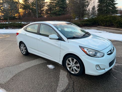 Used 2013 Hyundai Accent GLS w/ Premium Pkg image 1