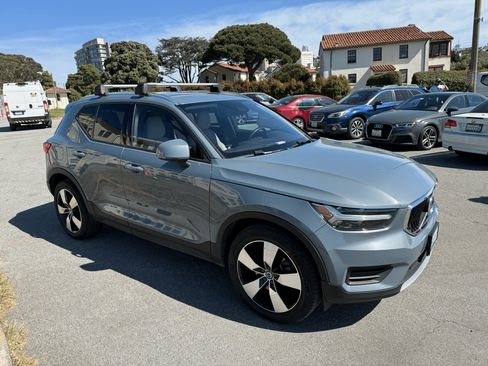 Used 2020 Volvo XC40 T5 Momentum w/ Premium Package image 2