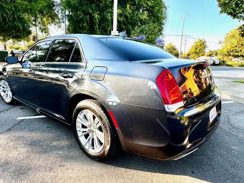 Used 2018 Chrysler 300 Touring w/ Driver Convenience Group image 6