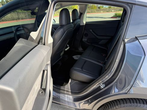 Used 2022 Tesla Model Y Long Range image 13