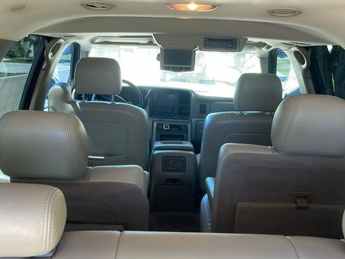 Used 2005 Chevrolet Suburban Z71 w/ Preferred Equipment Group AWD/4WD image 18