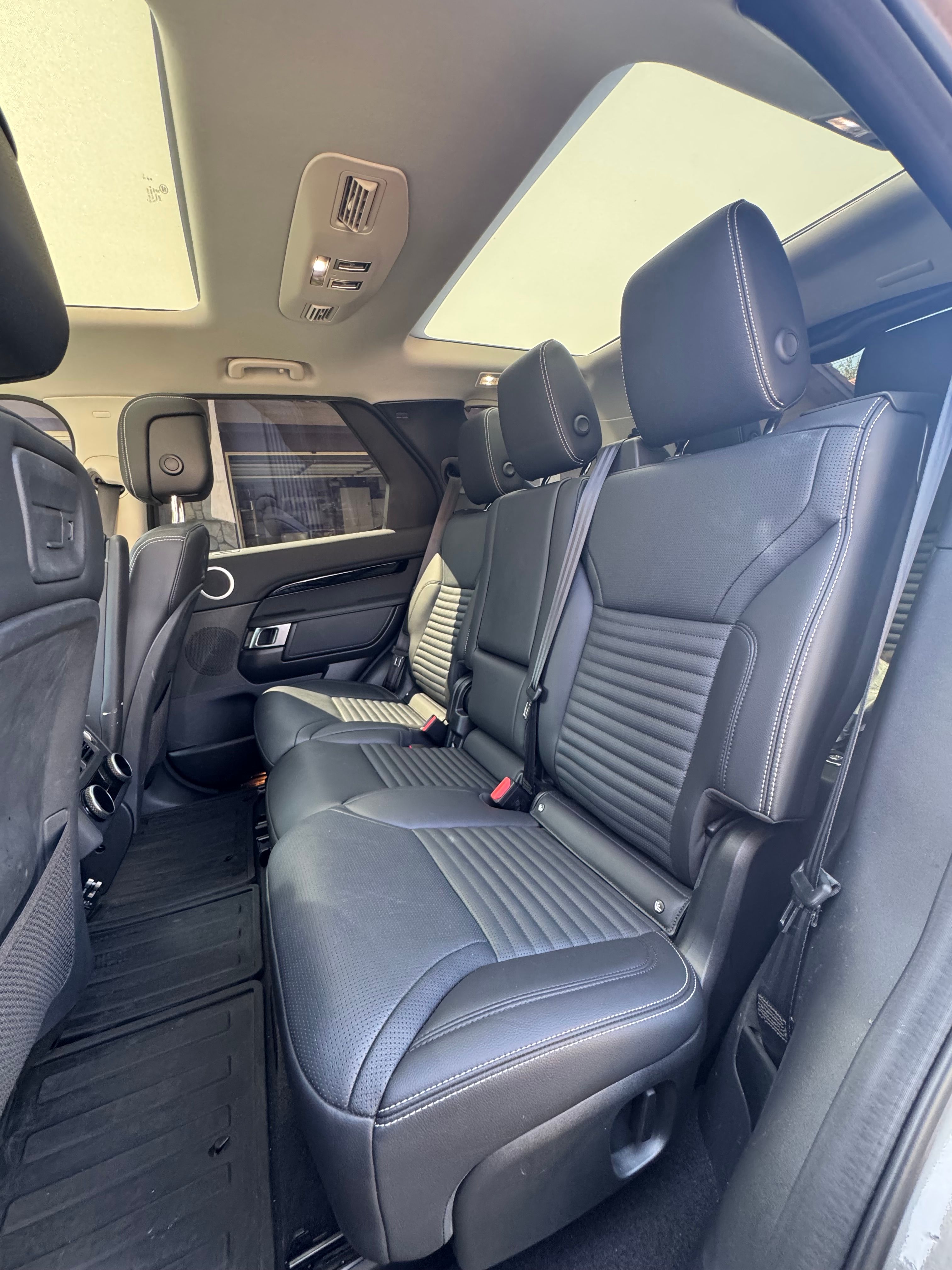 Used 2024 Land Rover Discovery S AWD/4WD image 13