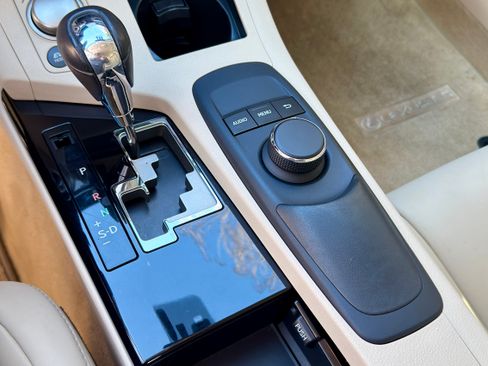 Used 2013 Lexus ES 300h image 11