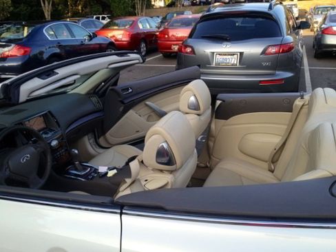 Used 2010 INFINITI G37 Convertible w/ Premium Pkg RWD image 2