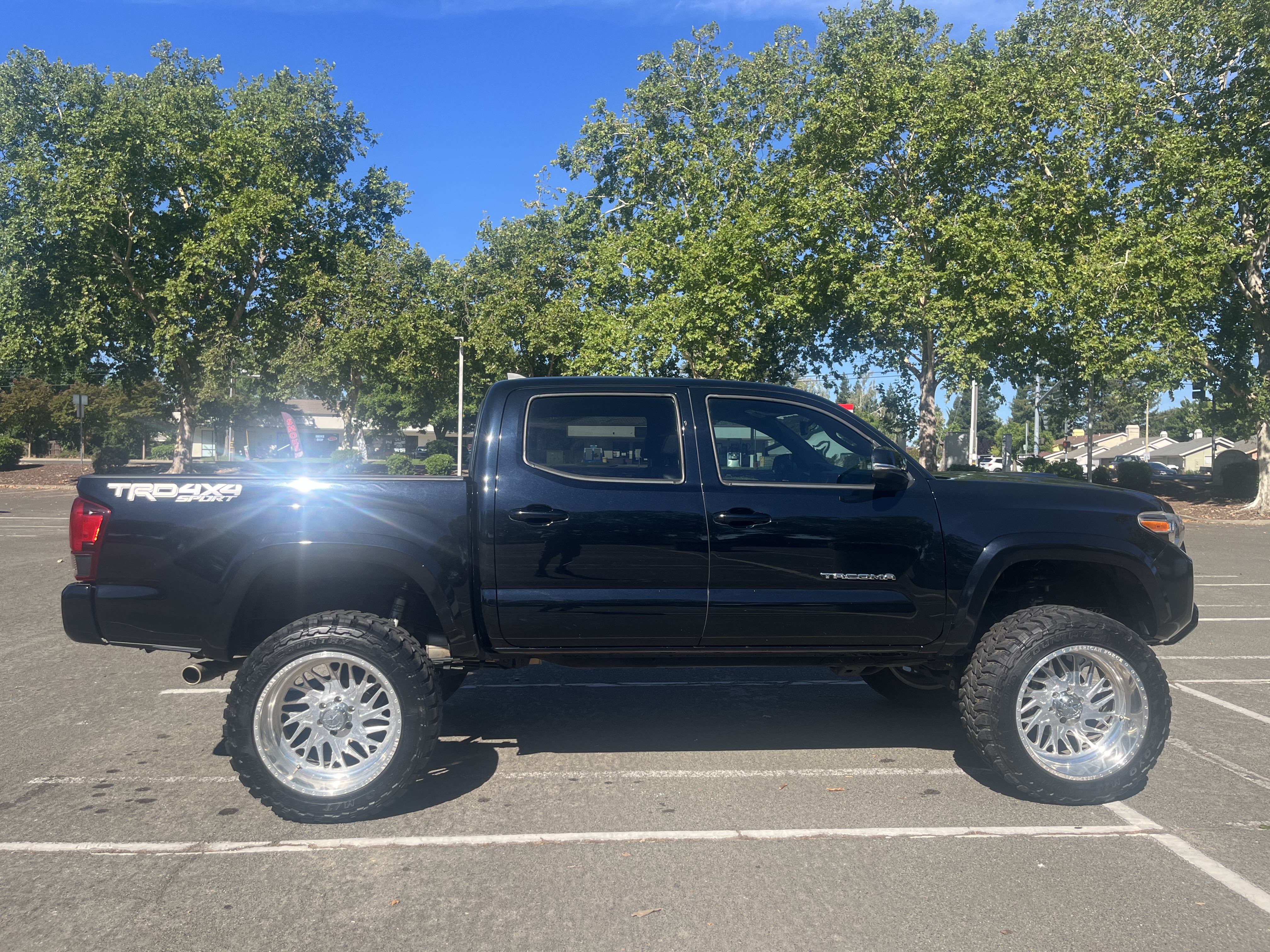Used 2018 Toyota Tacoma TRD Sport AWD/4WD image 5