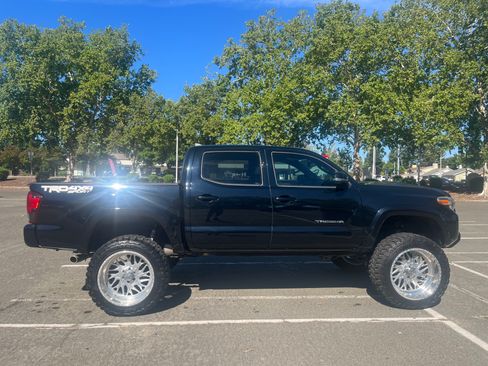 Used 2018 Toyota Tacoma TRD Sport AWD/4WD image 5