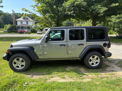 Used 2019 Jeep Wrangler Unlimited Sport S AWD/4WD image 2