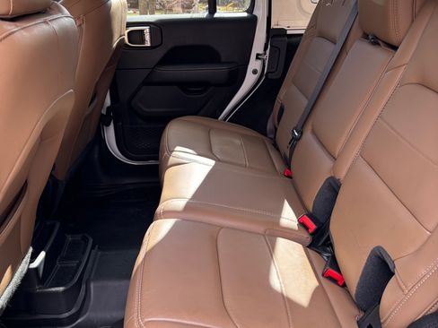 Used 2021 Jeep Wrangler Unlimited Sahara image 9