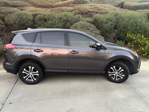Used 2018 Toyota RAV4 LE w/ Carpet Mat Package image 6