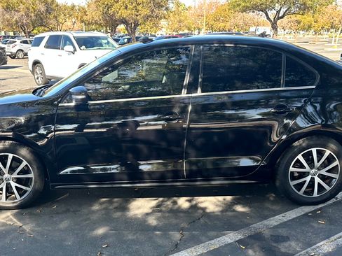 Used 2017 Volkswagen Jetta SE image 4