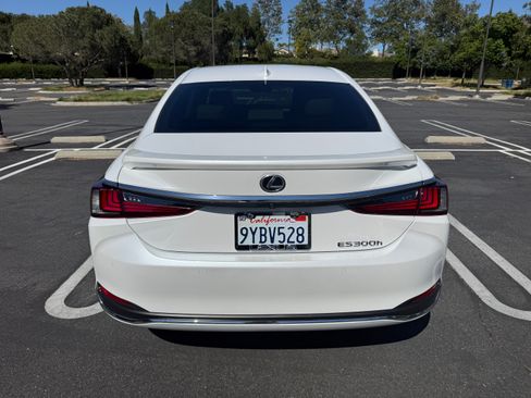 Used 2025 Lexus ES 300h w/ Premium Package FWD image 2