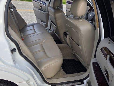 Used 2008 Lincoln Town Car Signature Limited image 16