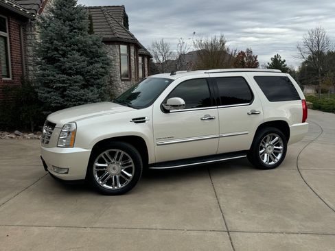 Used 2013 Cadillac Escalade Luxury AWD/4WD image 1