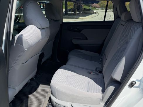 Used 2022 Toyota Highlander LE image 10