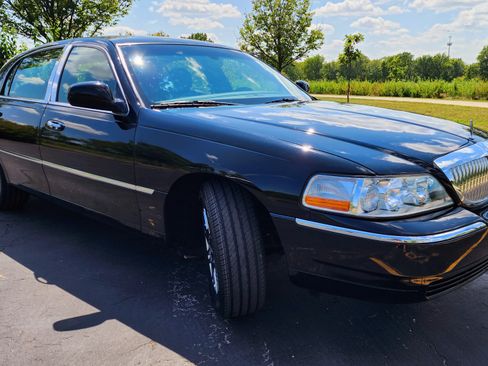 Used 2010 Lincoln Town Car Signature Limited image 32