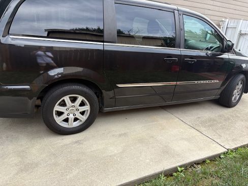 Used 2013 Chrysler Town & Country Touring image 4