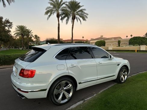 Used 2020 Bentley Bentayga Plug-In Hybrid image 10