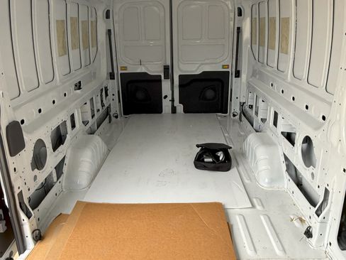 Used 2022 Ford E-Transit 148 High Roof Extended image 9