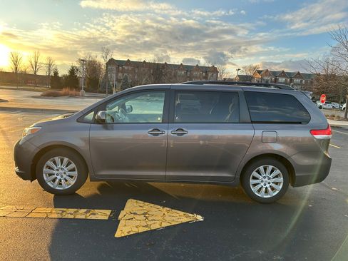 Used 2013 Toyota Sienna LE image 2