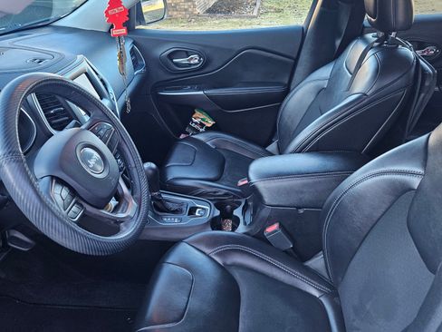 Used 2019 Jeep Cherokee Latitude Plus w/ Comfort/Convenience Group image 15