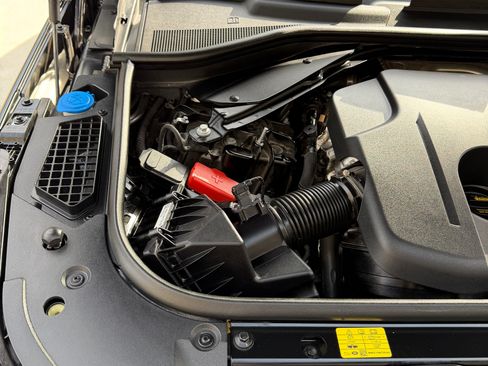 Used 2025 Land Rover Range Rover SE image 12