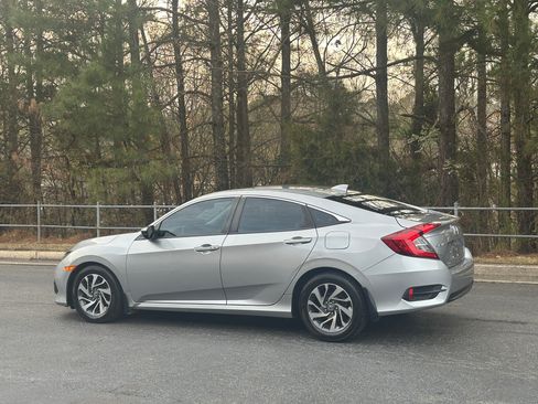 Used 2017 Honda Civic EX image 4