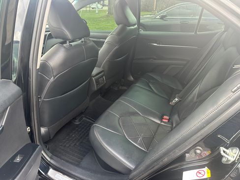 Used 2018 Toyota Camry XLE image 9