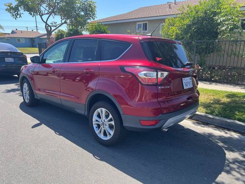 Used 2017 Ford Escape SE FWD image 2