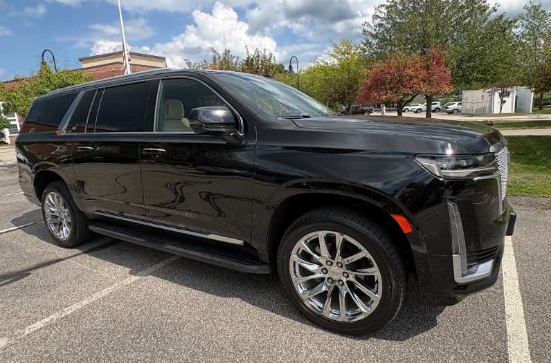 Used 2023 Cadillac Escalade ESV Premium Luxury w/ LPO, Radiant Package AWD/4WD image 4
