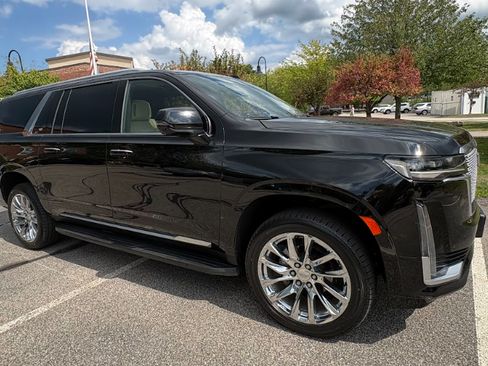 Used 2023 Cadillac Escalade ESV Premium Luxury w/ LPO, Radiant Package AWD/4WD image 4