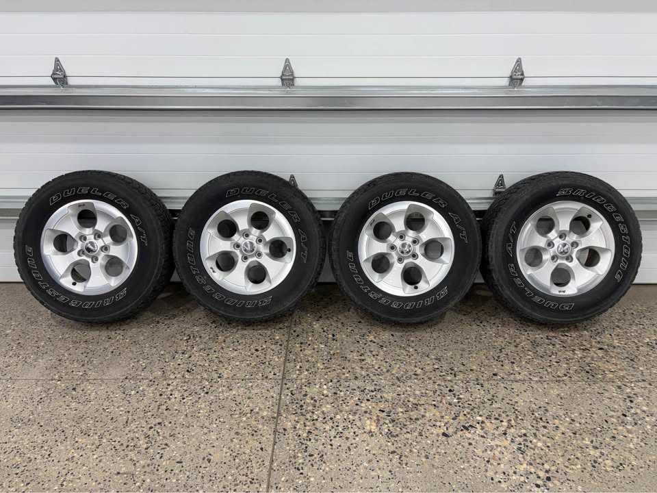 Used 2015 Jeep Wrangler Unlimited Sahara w/ Connectivity Group AWD/4WD image 17