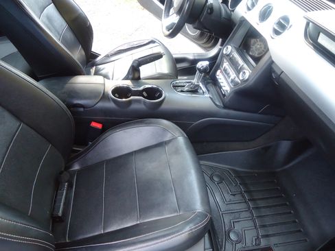 Used 2017 Ford Mustang Premium image 19