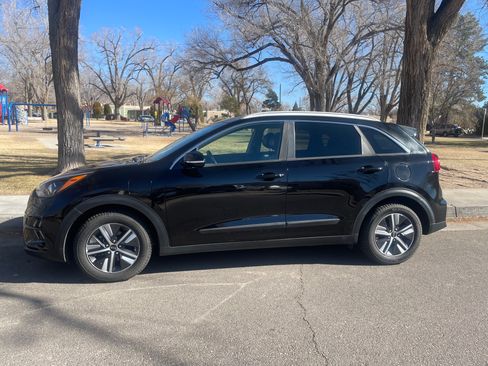 Used 2020 Kia Niro EX image 1