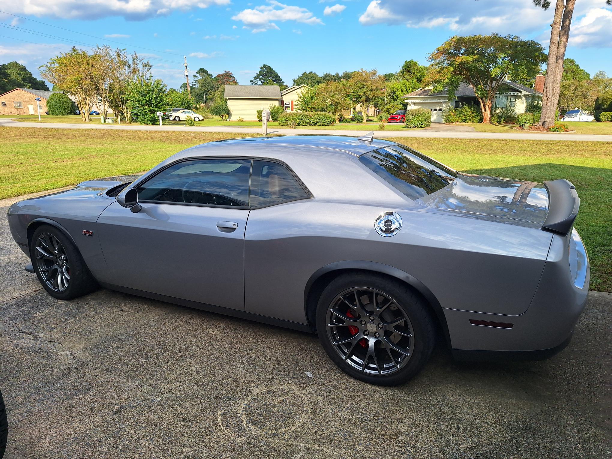 Used 2015 Dodge Challenger SRT w/ Technology Group RWD image 5