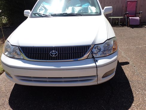 Used 2000 Toyota Avalon XLS image 2
