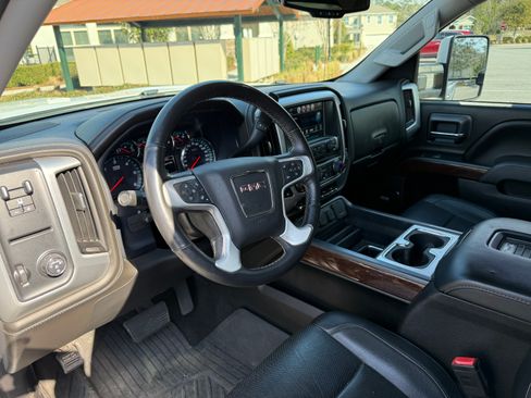 Used 2018 GMC Sierra 1500 SLT w/ Enhanced Driver Alert Package image 10