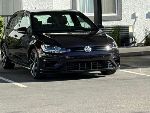 Used 2018 Volkswagen Golf 4-Door image 2