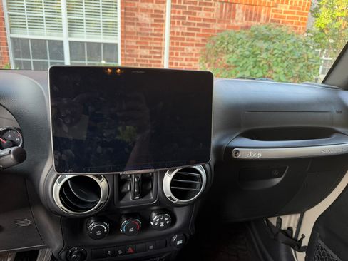 Used 2017 Jeep Wrangler Unlimited Rubicon w/ Connectivity Group AWD/4WD image 11