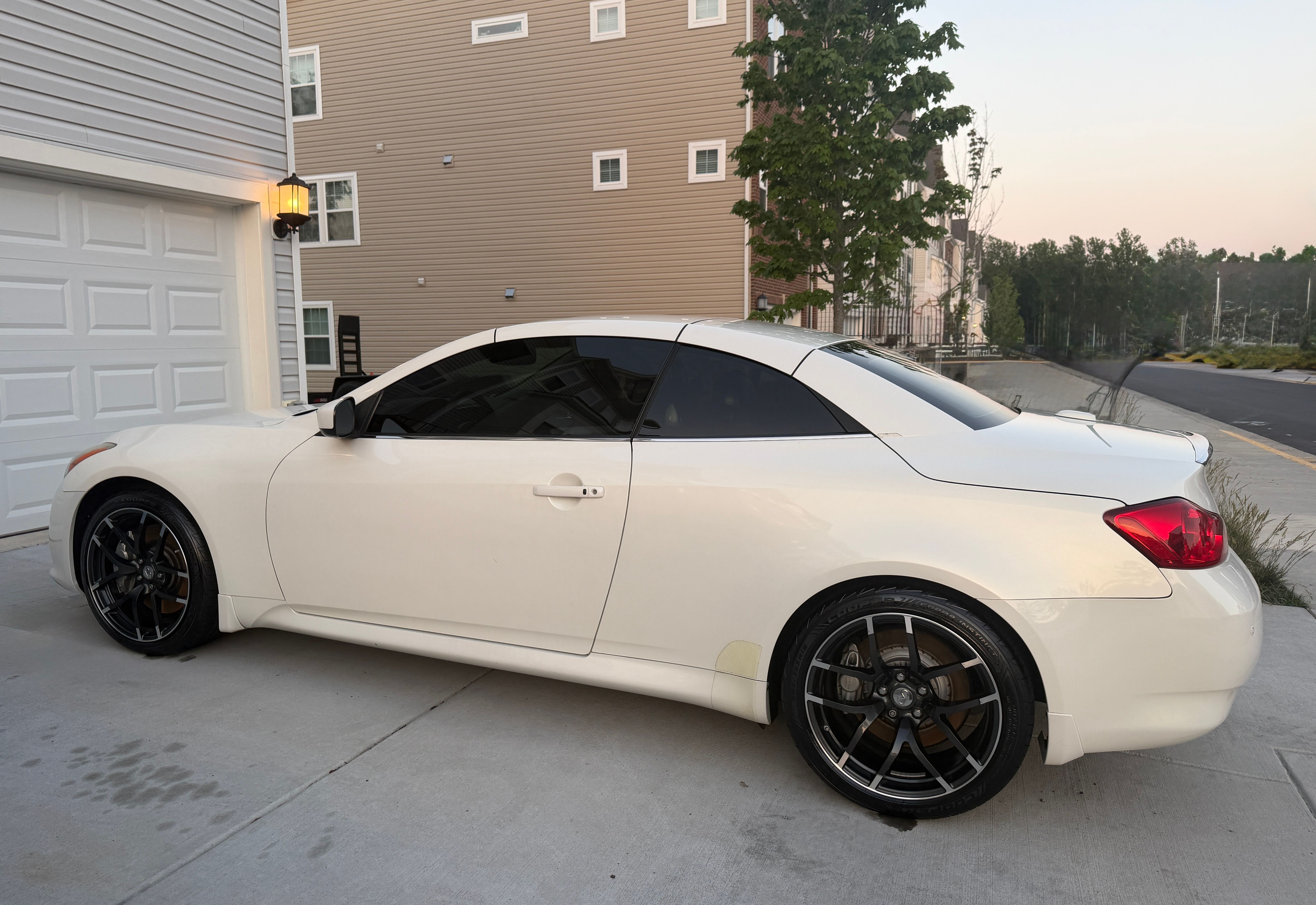 Used 2010 INFINITI G37 Convertible w/ Premium Pkg RWD image 2