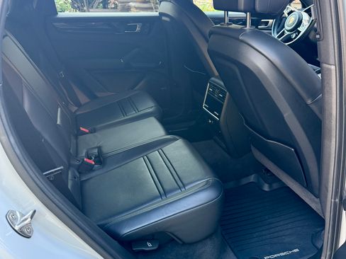 Used 2022 Porsche Cayenne Coupe image 8