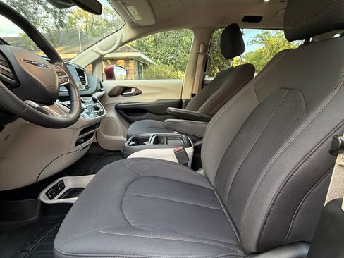 Used 2019 Chrysler Pacifica Touring Plus w/ Advanced Safetytec Group FWD image 26