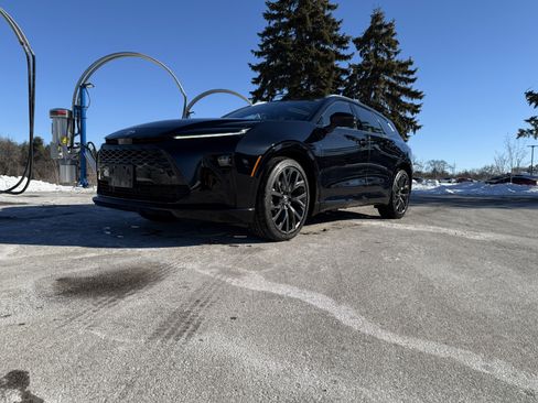 Used 2025 Toyota Crown Signia Limited Hybrid Sport Utility 4 image 1