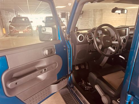 Used 2010 Jeep Wrangler Unlimited Sahara w/ Dual Top Group AWD/4WD image 15
